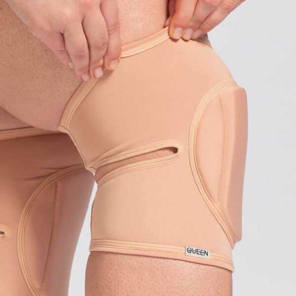 наколенники-queen-для-танцев-4es: QUEEN 3SideProtect technology – thorough protection of your knees from all sides; function “changing pads” gives you a possibility to: create ideal knee pads for your dancing style; prolong the term of kneepads usage by changing pillow; Don’t slip, and don’t move around (if the size is right); Adaptive knee-caps take a shape of any knee; Smooth – give the possibility to slide easily on the dance floor; Vent hole from the inner side of the knee pad; Cutting takes into account the anatomical features of your knee; Reinforced threads and accessories are firmly sewed to the cloth.